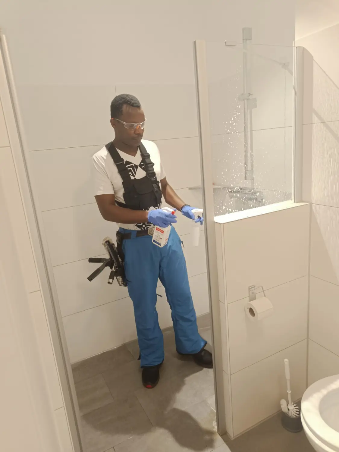 Zoro Gebäudereinigung - Arbeiter putzt Badezimmer