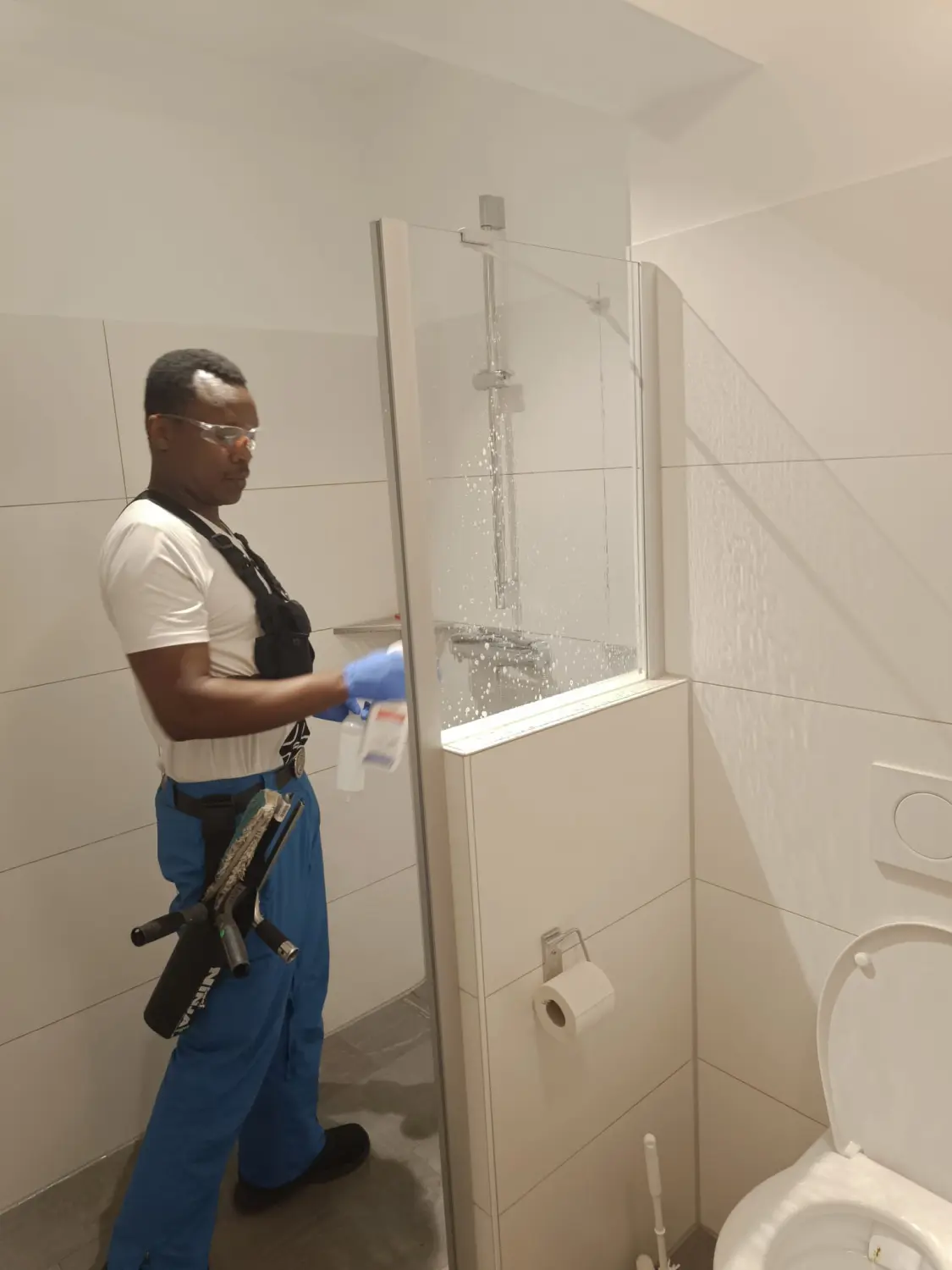 Zoro Gebäudereinigung - Arbeiter putzt Badezimmer