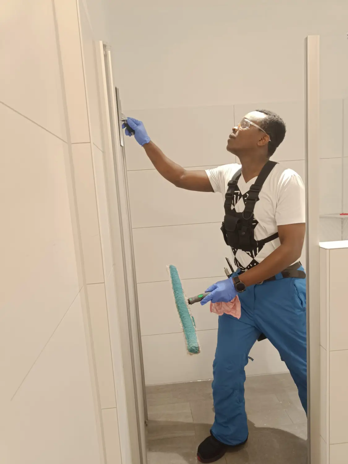 Zoro Gebäudereinigung - Arbeiter putzt Badezimmer