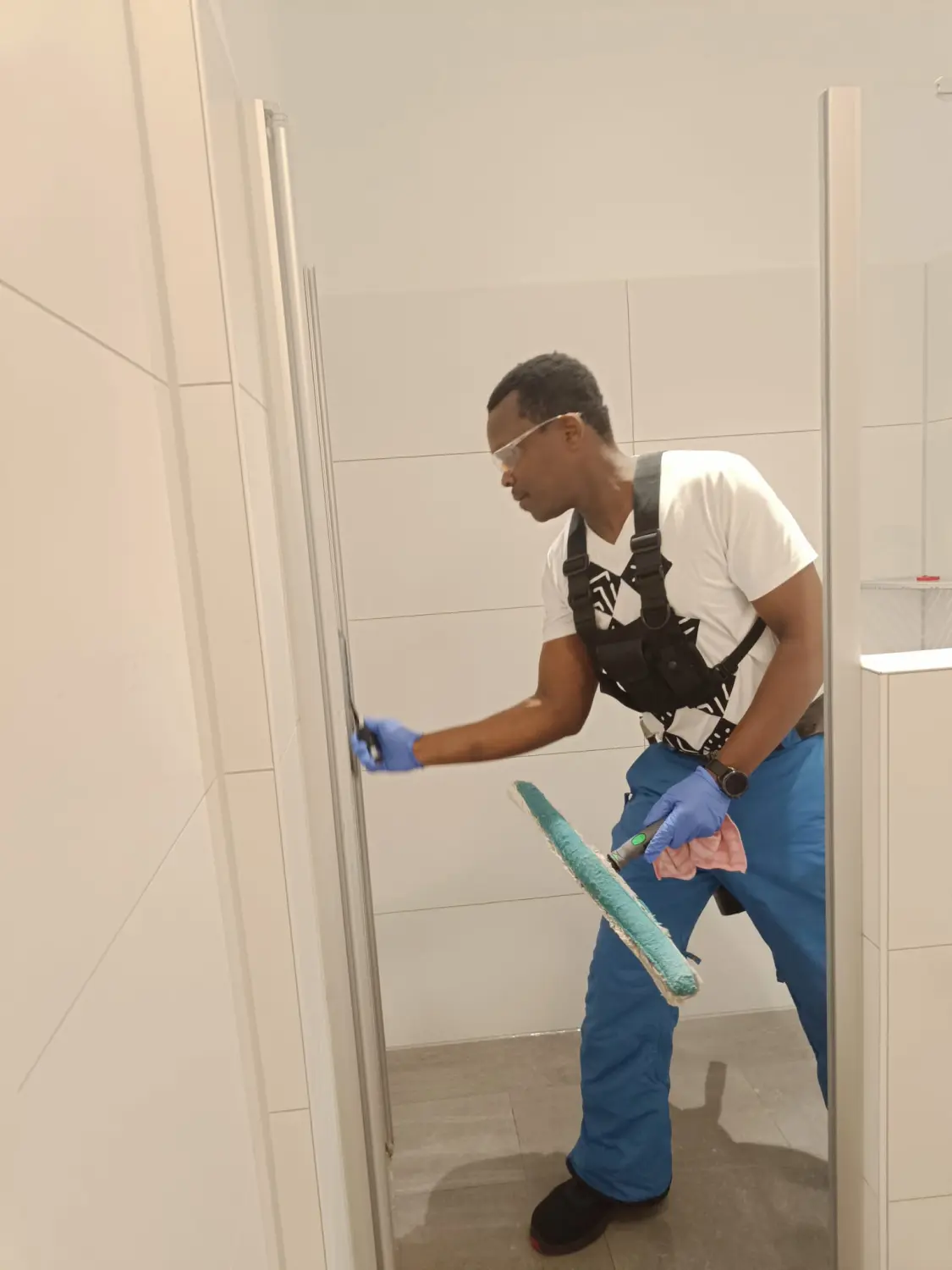 Zoro Gebäudereinigung - Arbeiter putzt Badezimmer