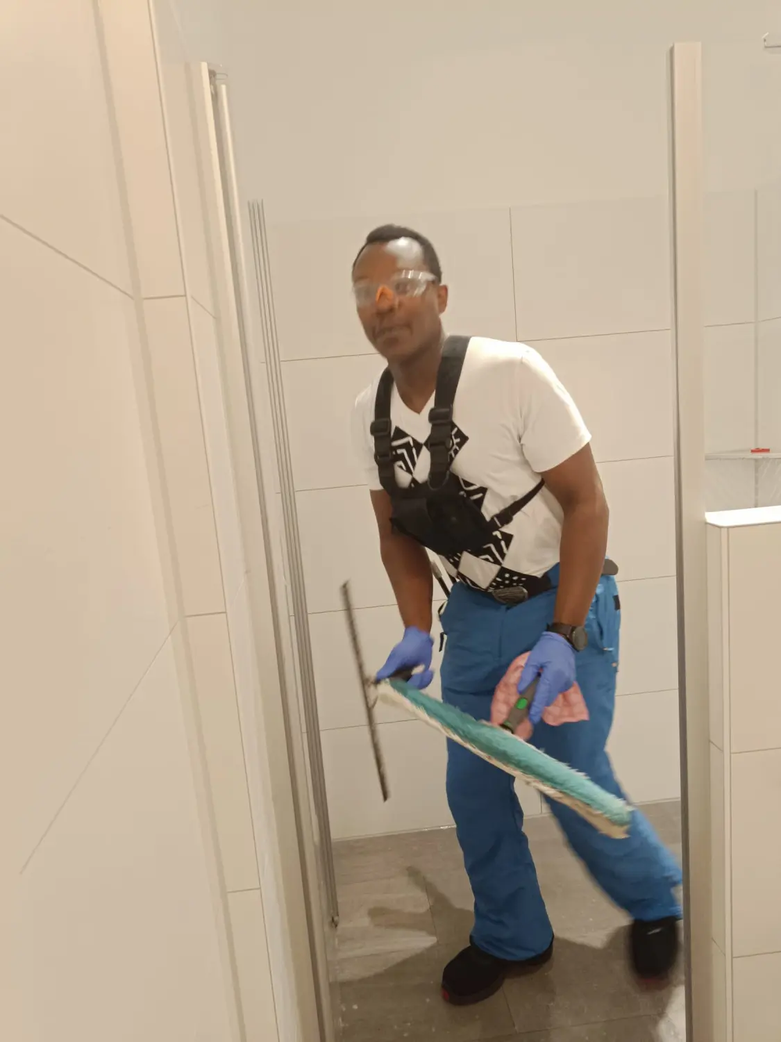 Zoro Gebäudereinigung - Arbeiter putzt Badezimmer