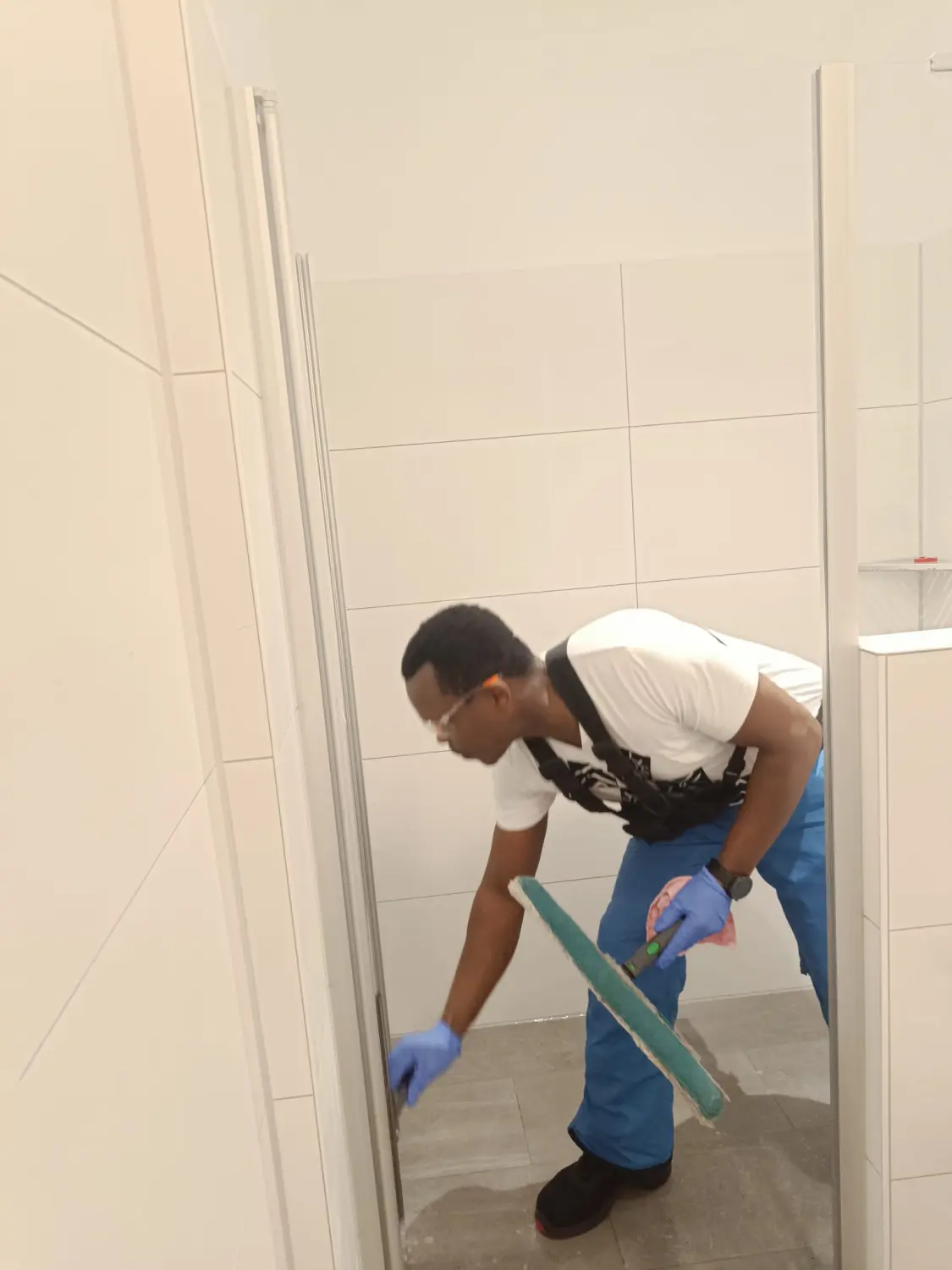 Zoro Gebäudereinigung - Arbeiter putzt Badezimmer