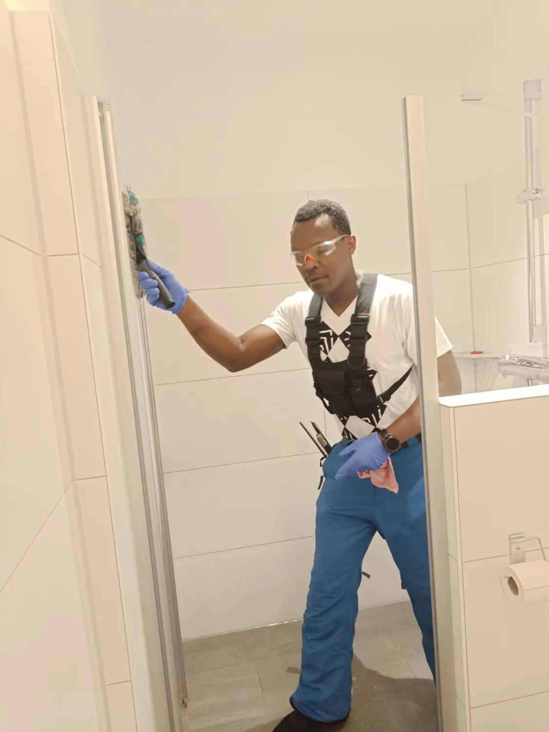 Zoro Gebäudereinigung - Arbeiter putzt Badezimmer