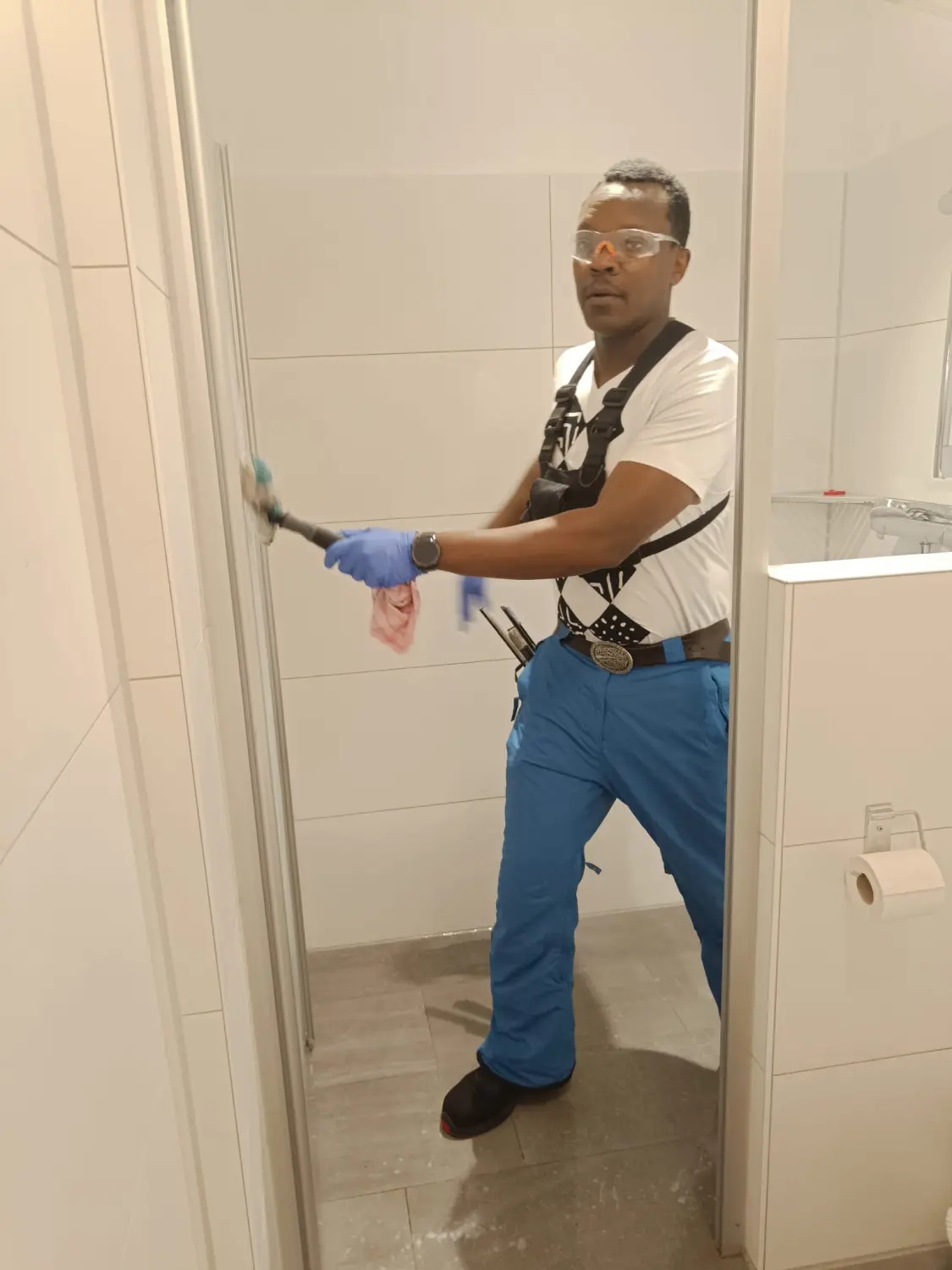 Zoro Gebäudereinigung - Arbeiter putzt Badezimmer