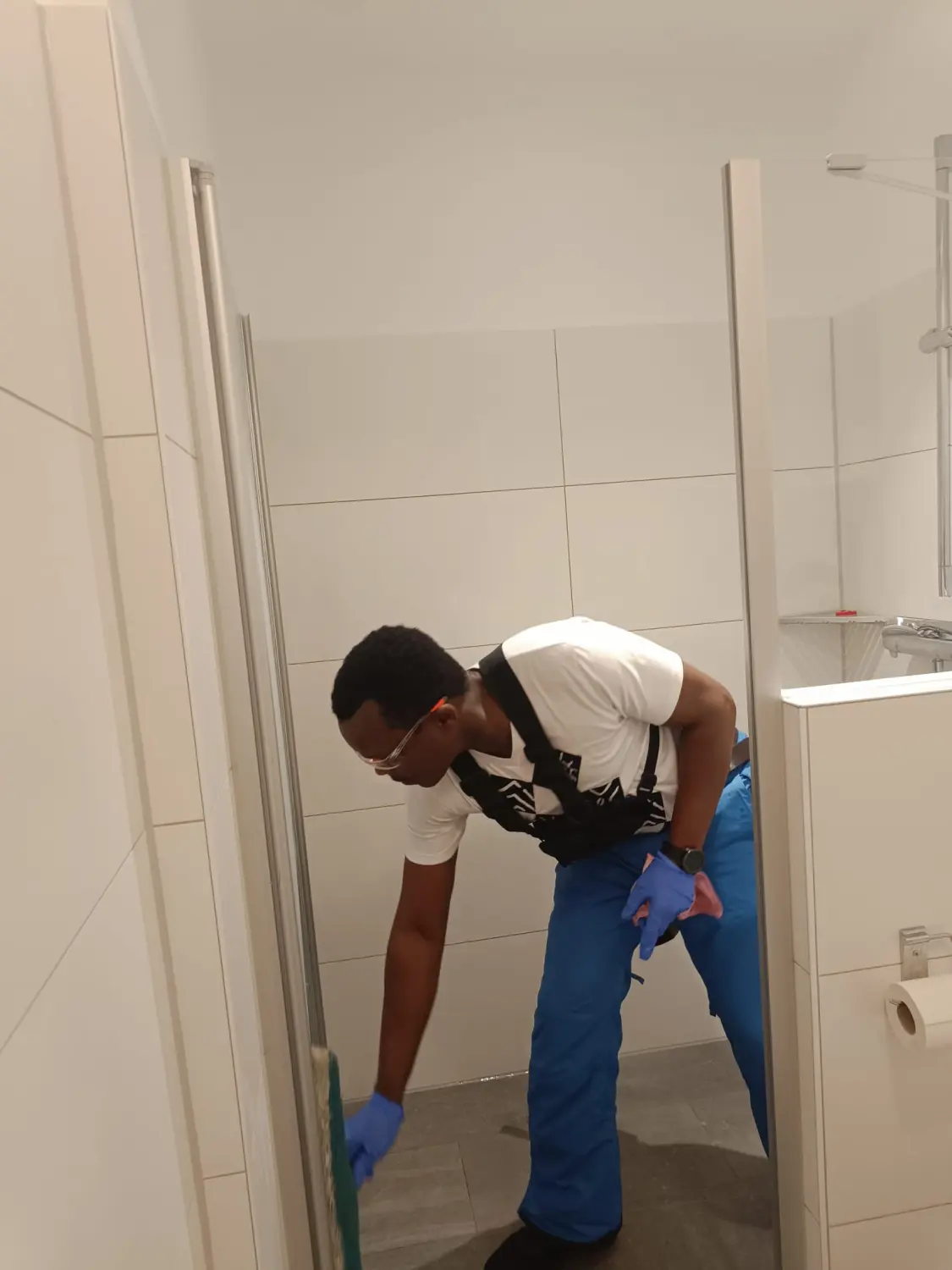 Zoro Gebäudereinigung - Arbeiter putzt Badezimmer