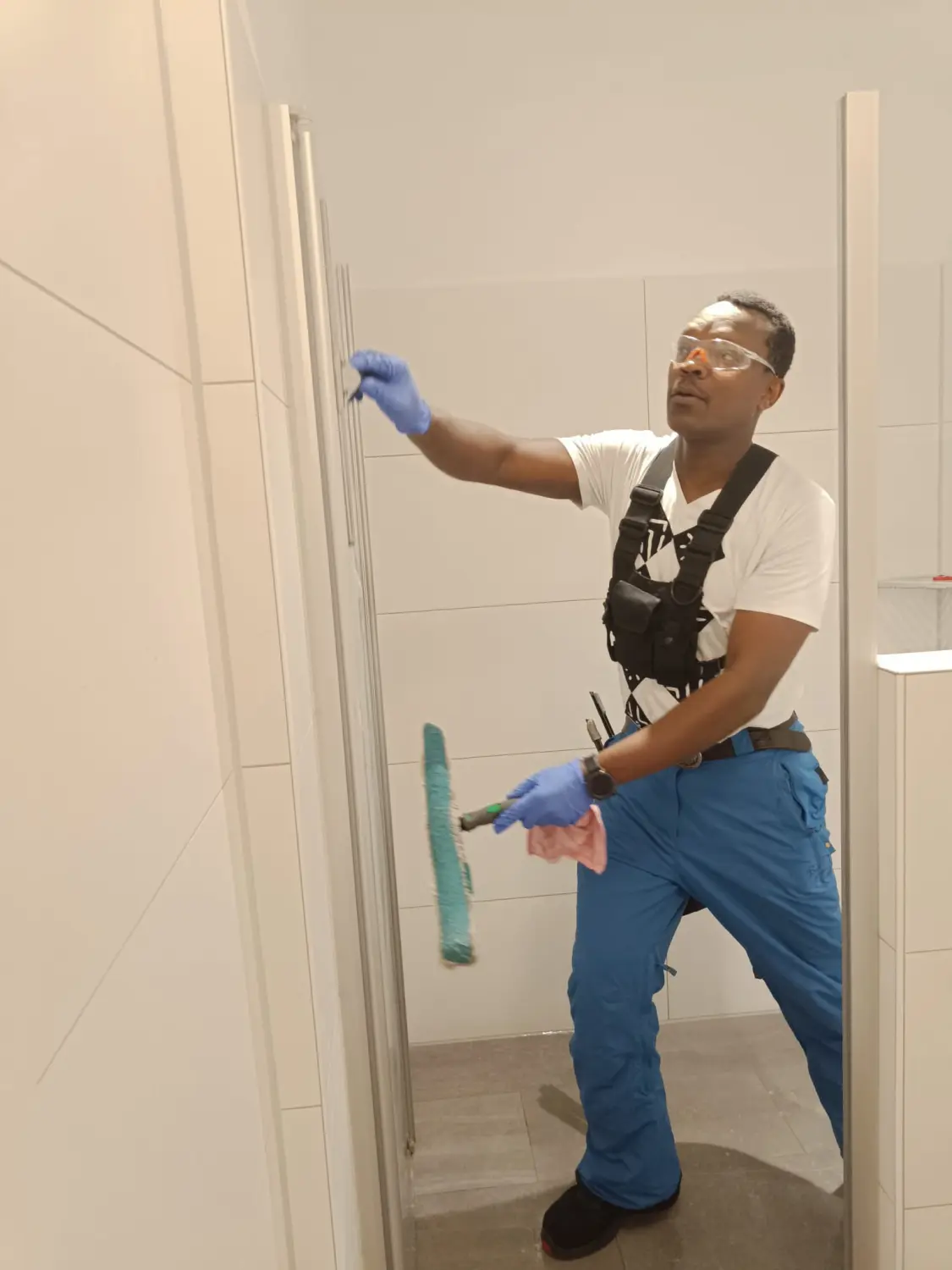 Zoro Gebäudereinigung - Arbeiter putzt Badezimmer