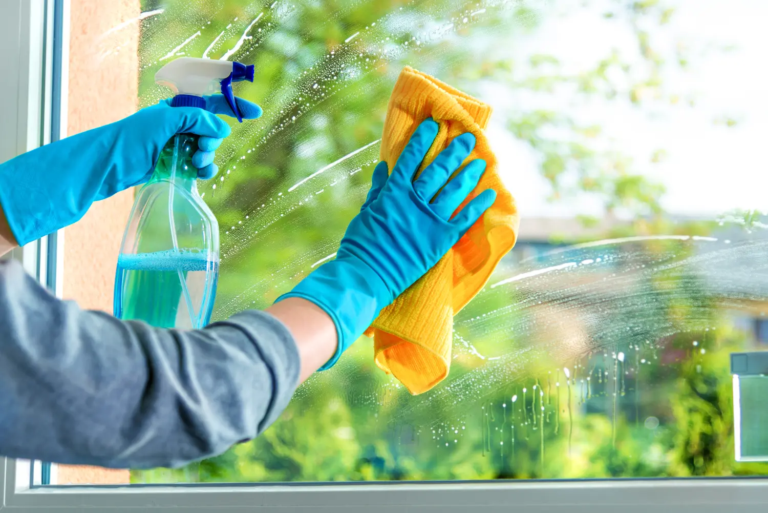 Reinigung einer Fensterscheibe mit Reinigungsmittel